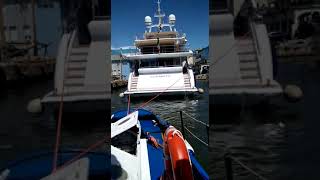 Trasferimento mega yacht con rimorchiatore