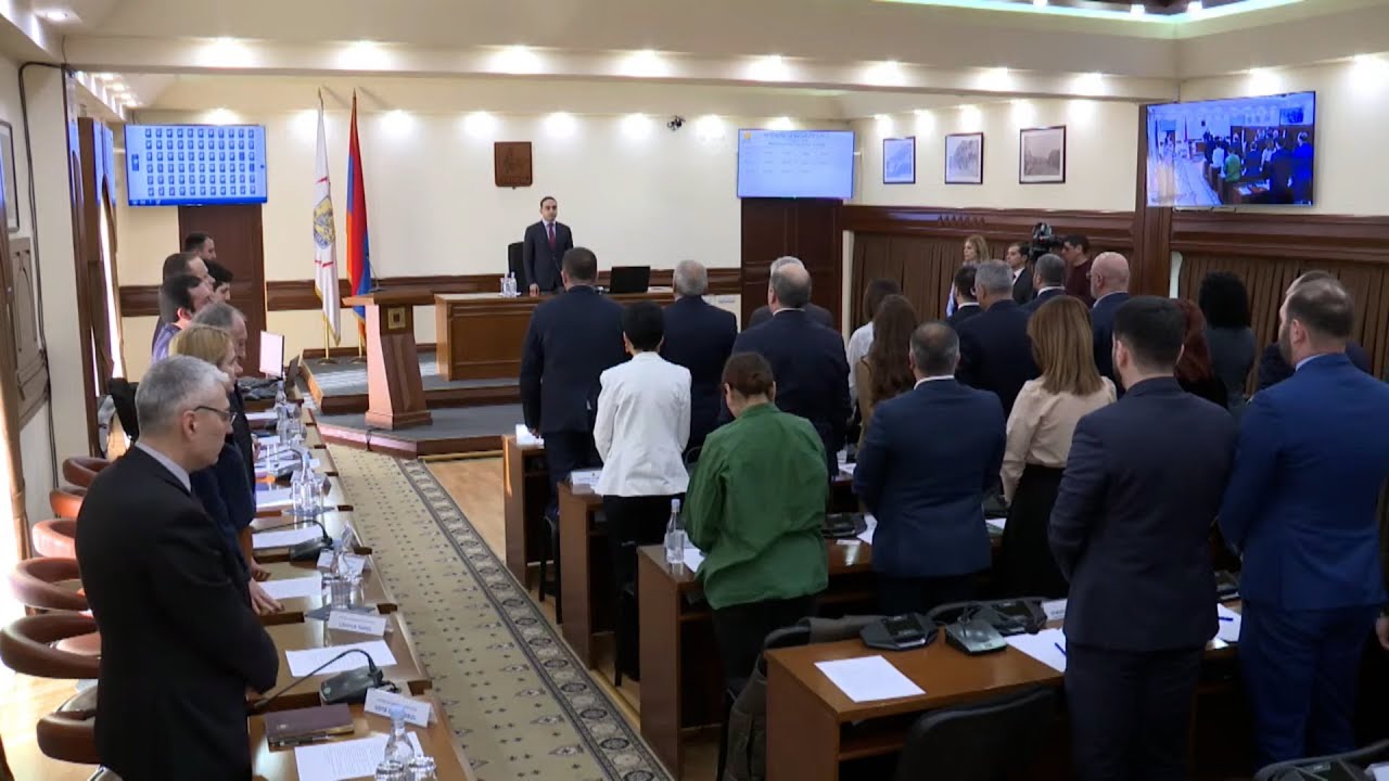 Ավագանին մեկ րոպե լռությամբ հարգեց Ներքին Հանդում թշնամու կրակից զոհված զինվորների հիշատակը