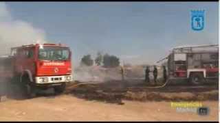preview picture of video 'Aparatoso incendio de pastos en la Cañada Real Galiana (17/09/2013).'