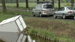 preview picture of video 'Aanhanger te water in Mijdrecht'