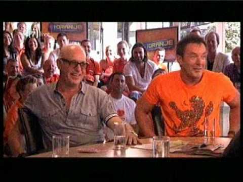 RTL7 VI Oranje - Johan Derksen kleedt zich als artiest.