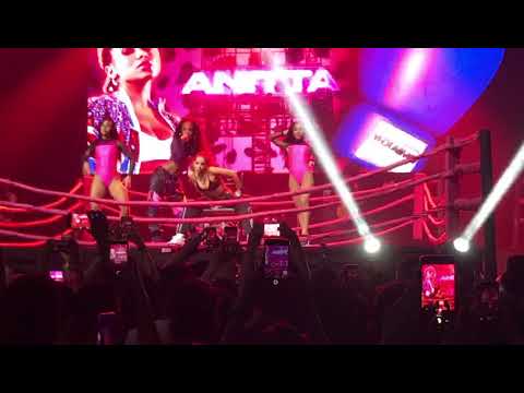 Mc Rebecca beija Anitta na festa Combatchy. 2019