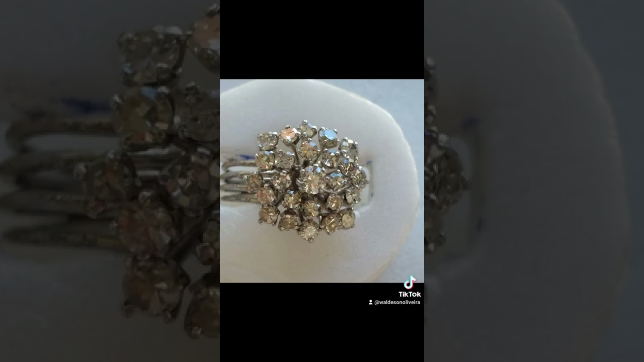 Watch Now Anel em ouro branco modelo chuveiro com brilhantes. Anel em ouro branco modelo chuveiro com brilhantes.