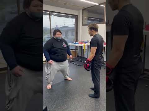 【RIZIN】選手の本気のボディブローを力士の腹で受け止めてみたら悶絶したw #shorts #相撲 #rizin #格闘技 #デブ #当たられ屋
