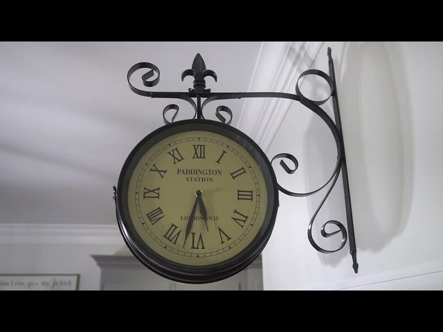 Vídeo relacionado con Wrought Iron Antique-Look Brown Round Wall Hanging Double Sided XTXWEN Two-sided Retro Station Clock Round Chandelier Hanging Clock with Scroll Wall Side Mount Home Decor 8-inch Wall Clock