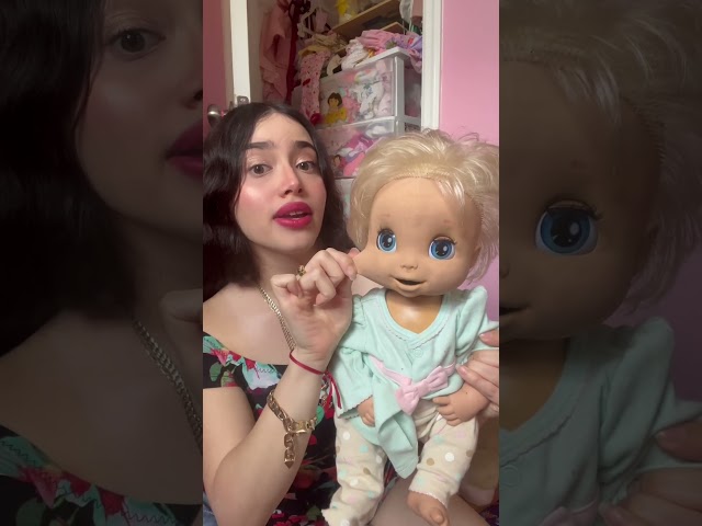 Vídeo relacionado con JC Toys- Muñeca Síndrome de Down La Baby de 40 cm, Cuerpo Blando y Lavable, Pelo Rubio, biberón mágico y Chupete, Gris, diseñado en España, +12 Meses