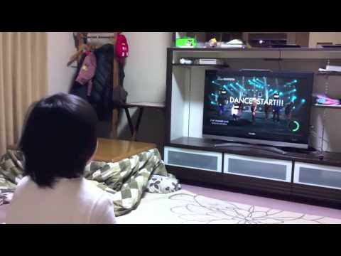 Little Japanese Girl Wins Over Our Hearts (And Kinect)