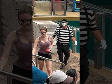 Tom the mime nailed it 😂 #seaworldmime #silentcomedy #tomthemime