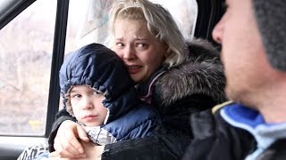 preview picture of video 'Жителей Углегорска ополченцы выводят из города под обстрелом ВСУ'