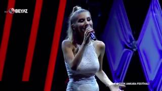 İrem Derici Ağlayarak &#39;Gir Kanıma&#39; Şarkısını Söyledi (OHAAA)