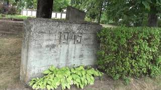 Варакляны. Часть города и братское кладбище. На 31 мин 28 с - мемориальная доска с именем П.В. Хохлова