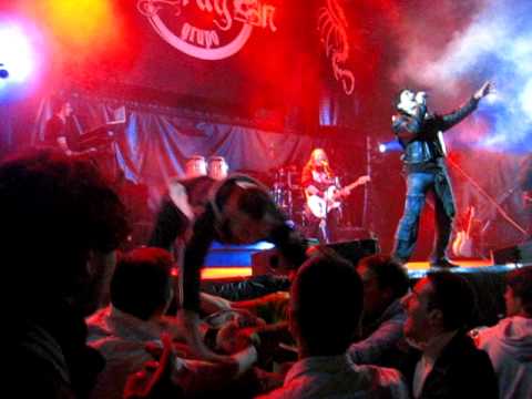 Chema saltando desde el escenario en las ferias de PH 11'