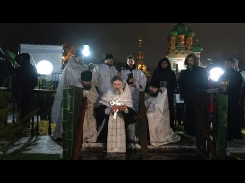 Epifania ortodossa: il tuffo nelle acque gelate dei fedeli a Mosca e in Crimea