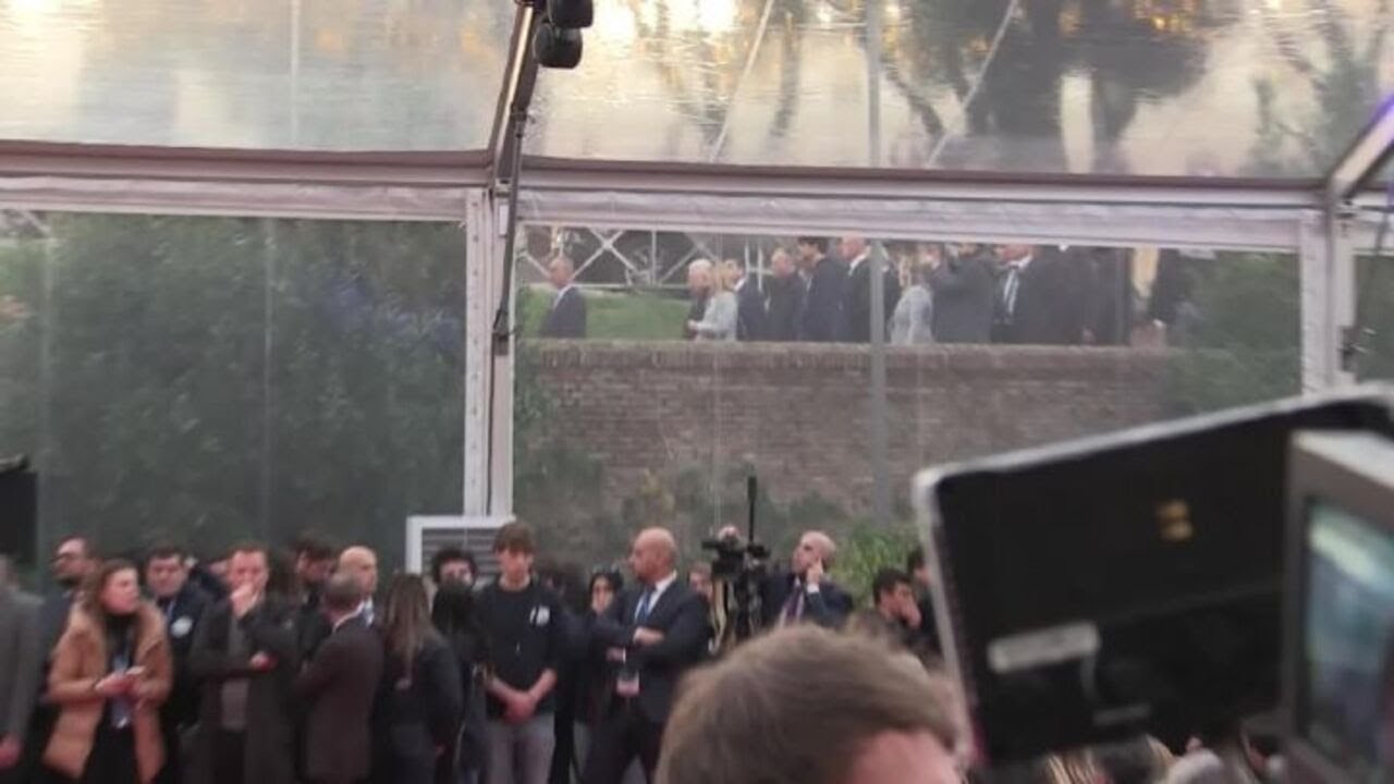 Abu Mazen arriva ad Atreju accompagnato dalla premier Meloni