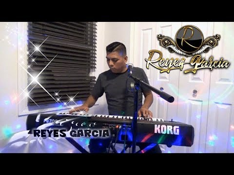 Tecladista de Chicago - Reyes Garcia - tocando cumbias guapachosas en teclado korg pa 700