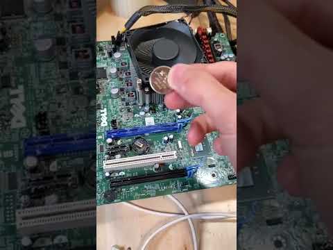 removing a CMOS battery from a running PC #shorts