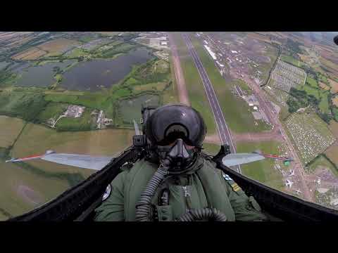 Ilmavoimien F/A-18 Hornet -soolo RIAT-lentonäytöksessä 2019