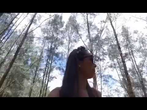 Siti Saleha play with kangaroo