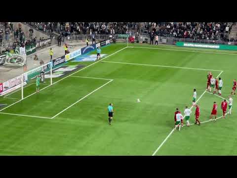 Amoo slår en straff i 93:e minuten