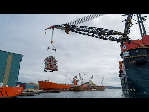 World's largest crane heavy lift vessel, Sleipnir picking up the 600 tonne module quayside!