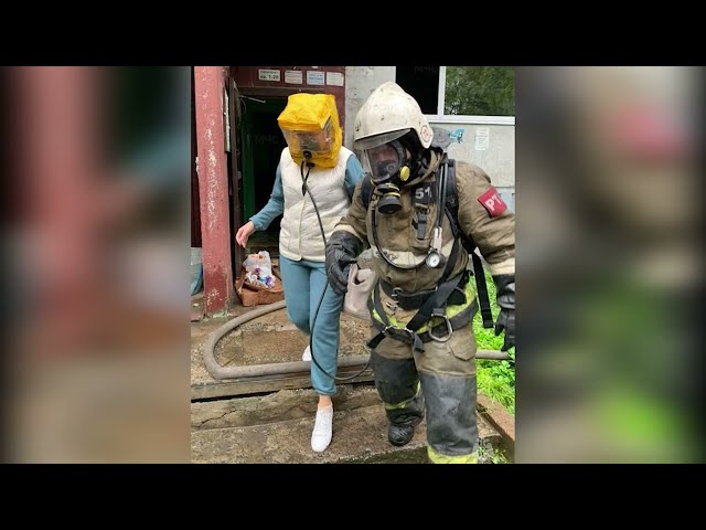 В Усть-Илимске во время пожара в многоквартирном доме пожарные спасли 17 человек