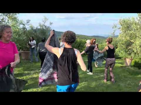 Mariangela Berazzi of "cantOra" is teaching a workshop at Terzo di Danciano