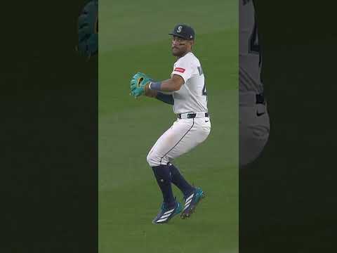 J-ROD WHAT A THROW 💪 #mariners #MLB #jrod #JulioRodriguez