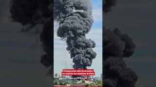 GRANDE NUVEM DE FUMAÇA SOBE DE ARMAZÉM EM CHAMAS NO SUBÚRBIO DE PARIS