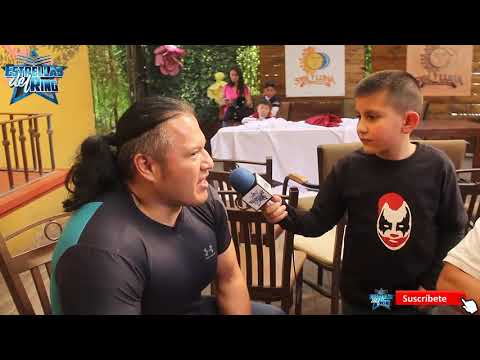 El reportero más pequeño de Estrellas del ring entrevista a CHESSMAN