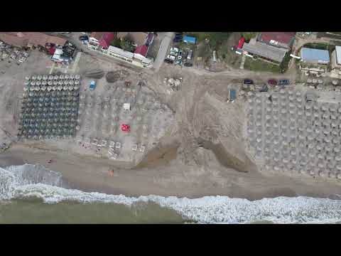 Vama Veche, distrusă de furtună: clădiri doborâte, plajă cu tranșee