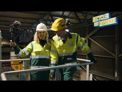 Rosanne ziet hoe het overgebleven gft wordt gecomposteerd