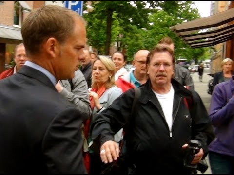 'Photographer' threatens to headbutt