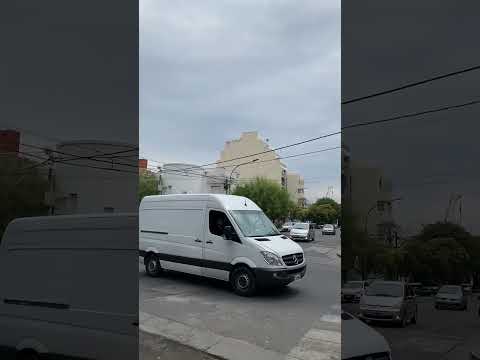 Bausünde in Barrio General Paz, Córdoba: modernes Haus direkt hinter  historische Fassade gesetzt …