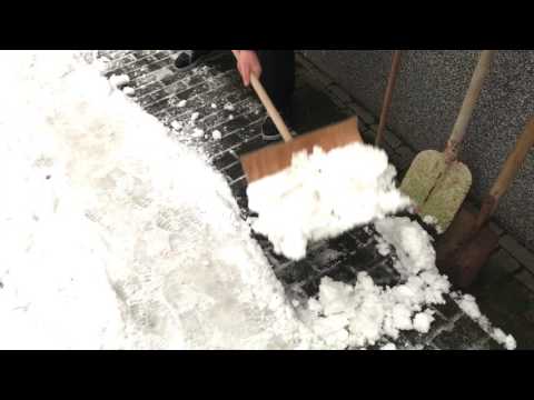 Clearing snow with a snow shovel and salt Snow shoveling instructions