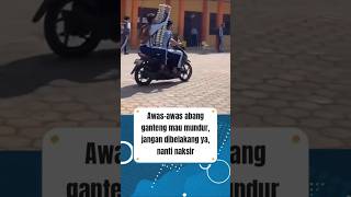 Download lagu Watch out, watch out, the handsome guy's car is backing up, don't stand behind it or you might fa... mp3 Download lagu Watch out, watch out, the handsome guy's car is backing up, don't stand behind it or you might fa... mp3