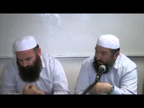 A lejohet me u falë namazi me maic me tregera? - Hoxhë Ferid Selimi