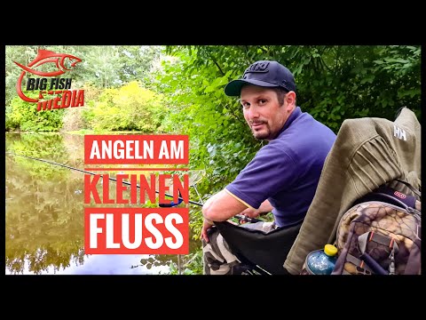 Angeln mit der Pose am kleinen Fluss