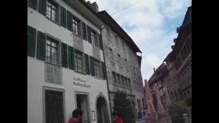 preview picture of video 'Bodensee-Radtour, Stein am Rhein in der Schweiz, Rathausplatz, mittelalterliche Gebäude'