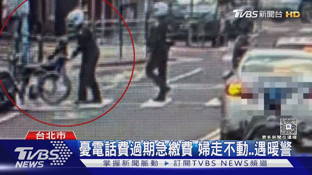 寒冬最暖背影!8旬嬤「推不動輪椅」 警伸援手護送