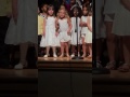 Pequeña de 4 años roba el show escolar al interpretar una canción de Moana; Internet enloquece