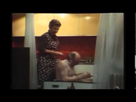 Edmund Sackbauer nimmt ein Bad