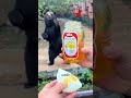 Cet homme a apporté du pain au miel à l'ours 🤯❤️