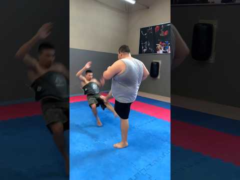 COMO DEFENDER O CHUTE FRONTAL #kickboxing #muaythai #martialarts #mma #taekwondo #karate