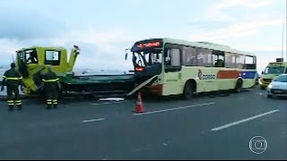 Bom Dia Rio - Batida entre ônibus e reboque causa congestionamento na Ponte Rio-NIterói 23-01-2017