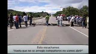 preview picture of video 'Bloqueo de Carretera en Puente Novillero para exigir el recursos del Fonden por siniestro'