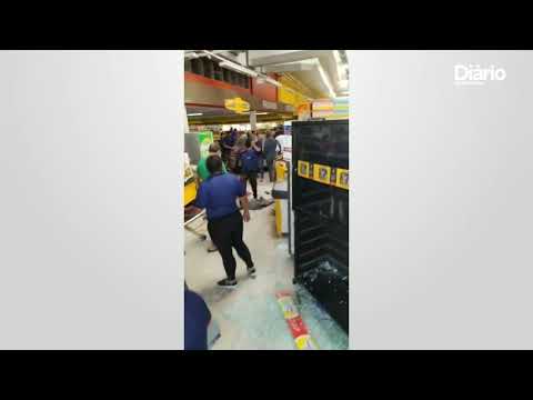 Carro invade supermercado no Papicu, quebra porta e idosa fica ferida; veja vídeo