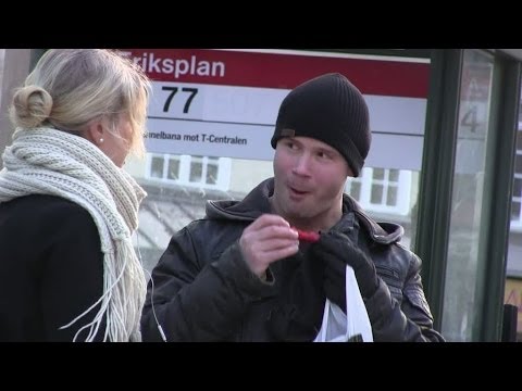Henrik raggar med hjälp av chili - Snurra flaskan (TV4 Play)