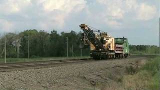 preview picture of video 'BNSF MoW_BN 975202, 25 Ton Crane,Sidedump,Caboose'