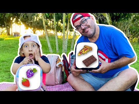 Maria Clara and Dad go to a PICNIC to have lunch - MC Divertida