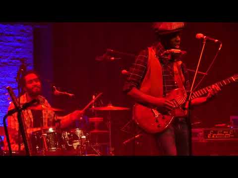 Muntu Valdo - Ma Ding Wa   (live)